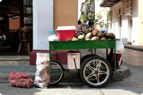Chariot rempli de noix de coco dans une rue de Carthagène