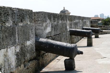 Canons sur le bord des murailles de Carthagène