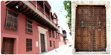 Maison rouge avec une porte en bois très imposante remplie d'énormes clous et de deux heurtoirs pour frapper dans une rue de Carthagène
