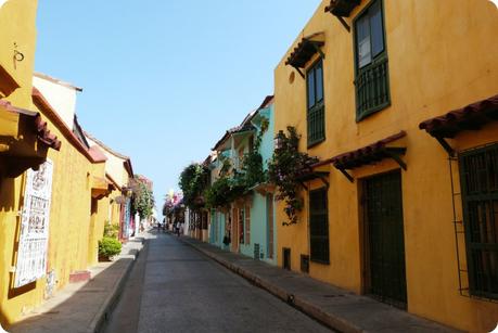 maisons dans une rue très colorée (jaune, bleu) de Carthagène