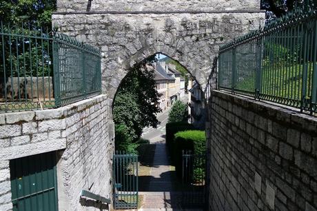 chambéry savoie vieille ville château ducs parc faubourg mâché