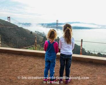 Le Golden Gate Bridge sous le brouillard et le Mission Dolores Park