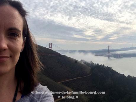 Le Golden Gate Bridge sous le brouillard et le Mission Dolores Park