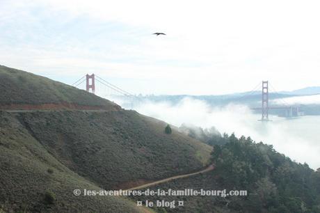 Le Golden Gate Bridge sous le brouillard et le Mission Dolores Park