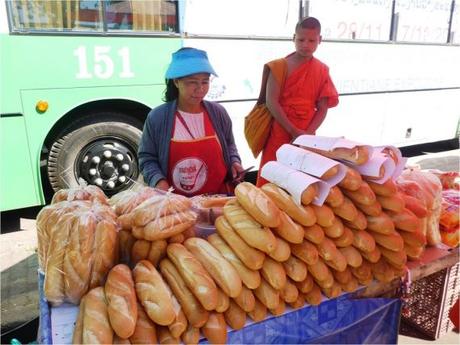 Vientiane - Marché Khuadin - Stand baguettes