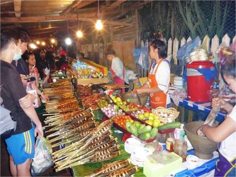 Luang Prabang - Night market - street food - buffet poisson viande