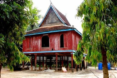 Kampong Cham : du pont (de bambou) au temple (en bois)