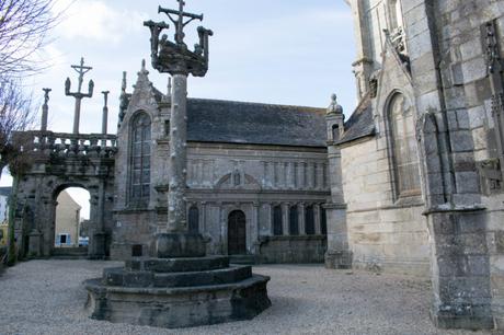 Les Enclos paroissiaux bretons où le chemin de croix d’une famille