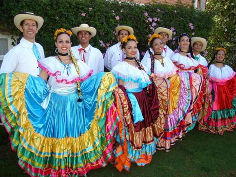 Les différents costumes du folklore tico Les différents costumes du folklore tico