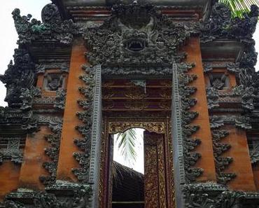 Ubud stories #7 : Pura Taman Kemuda Saraswati — Des monstres, des lotus et le Barong